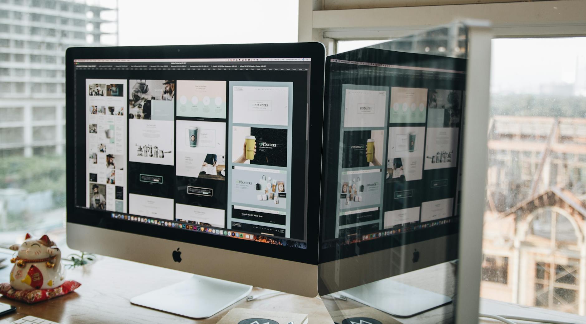 Imac Argenté Sur Table Grise