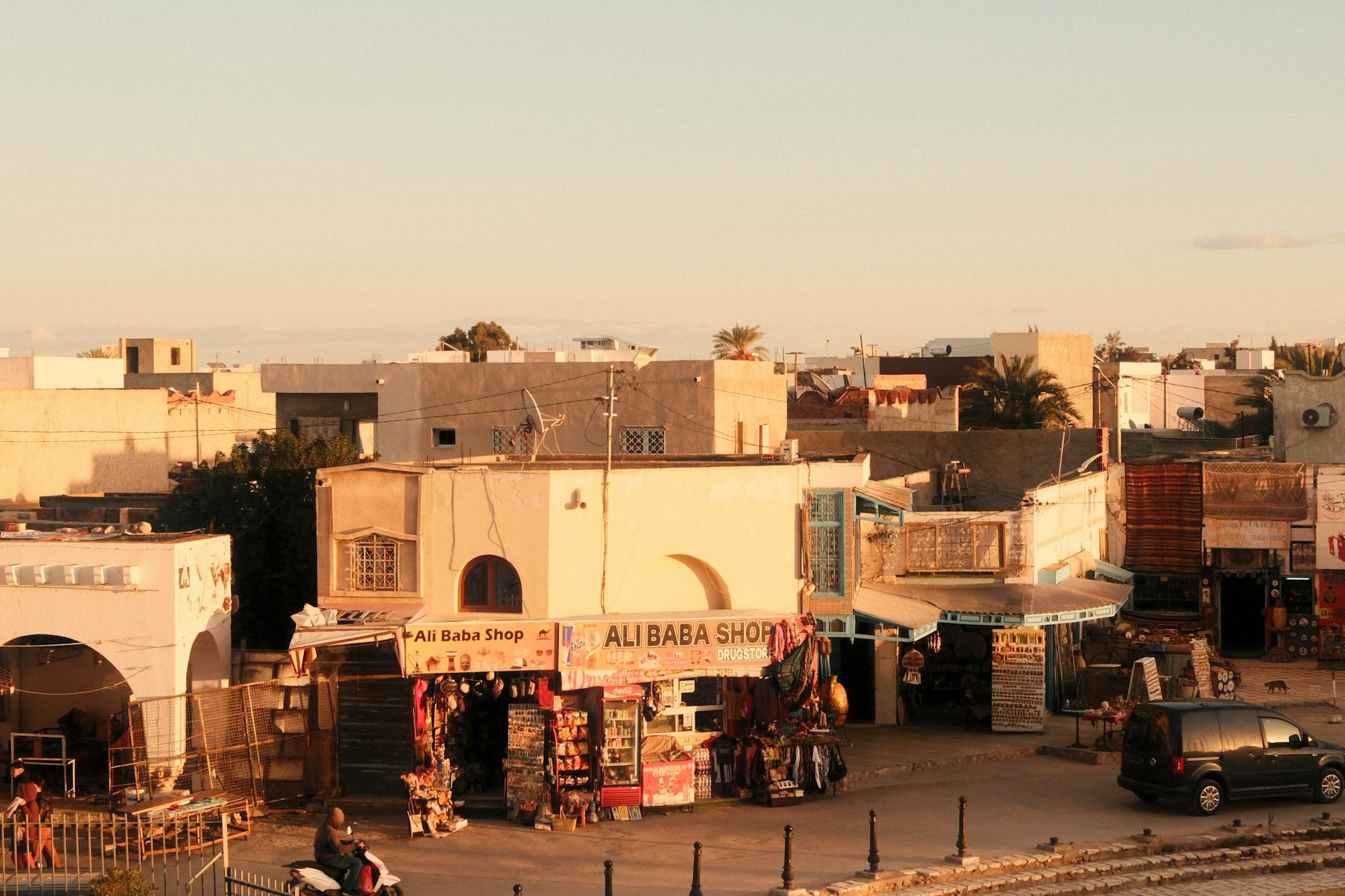 Vue charmante d'un marché de rue au coucher du soleil à El Jem, en Tunisie, capturant la culture locale.