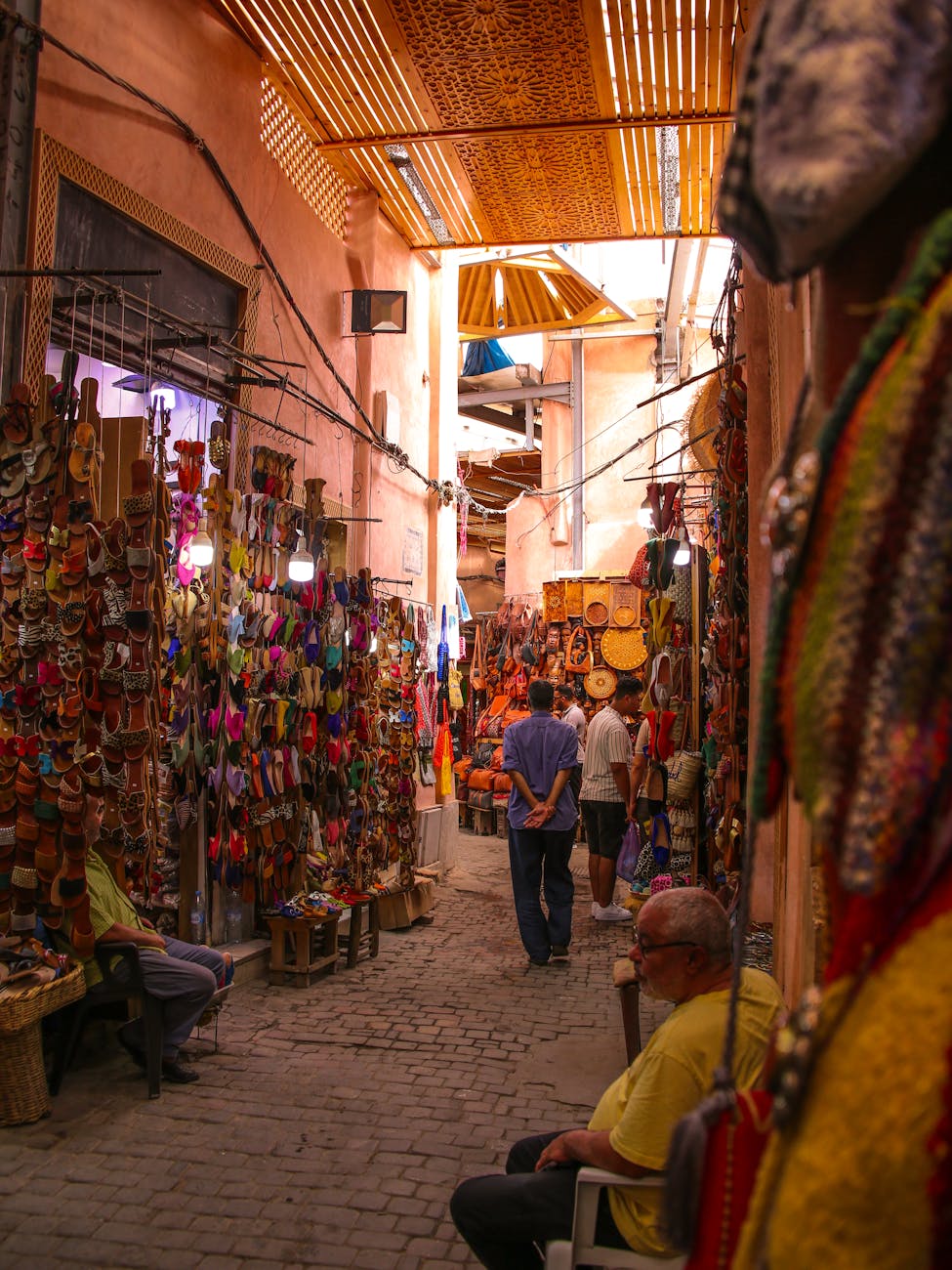 Découvrez les bazars colorés de Marrakech, avec leur artisanat et leur décoration traditionnels marocains.