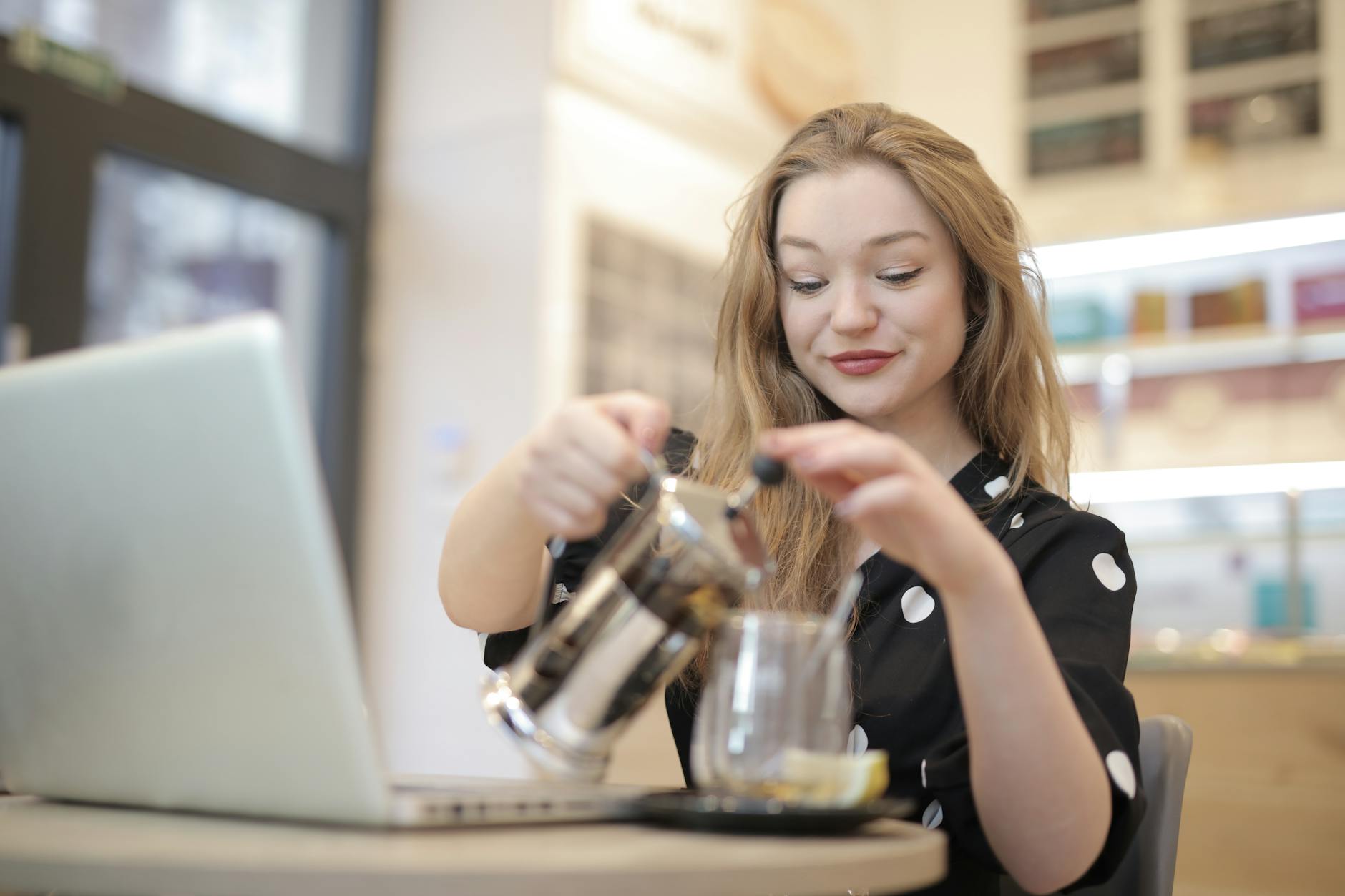 Charmante Femme, Verser Le Thé Dans Une Tasse En Verre Au Café