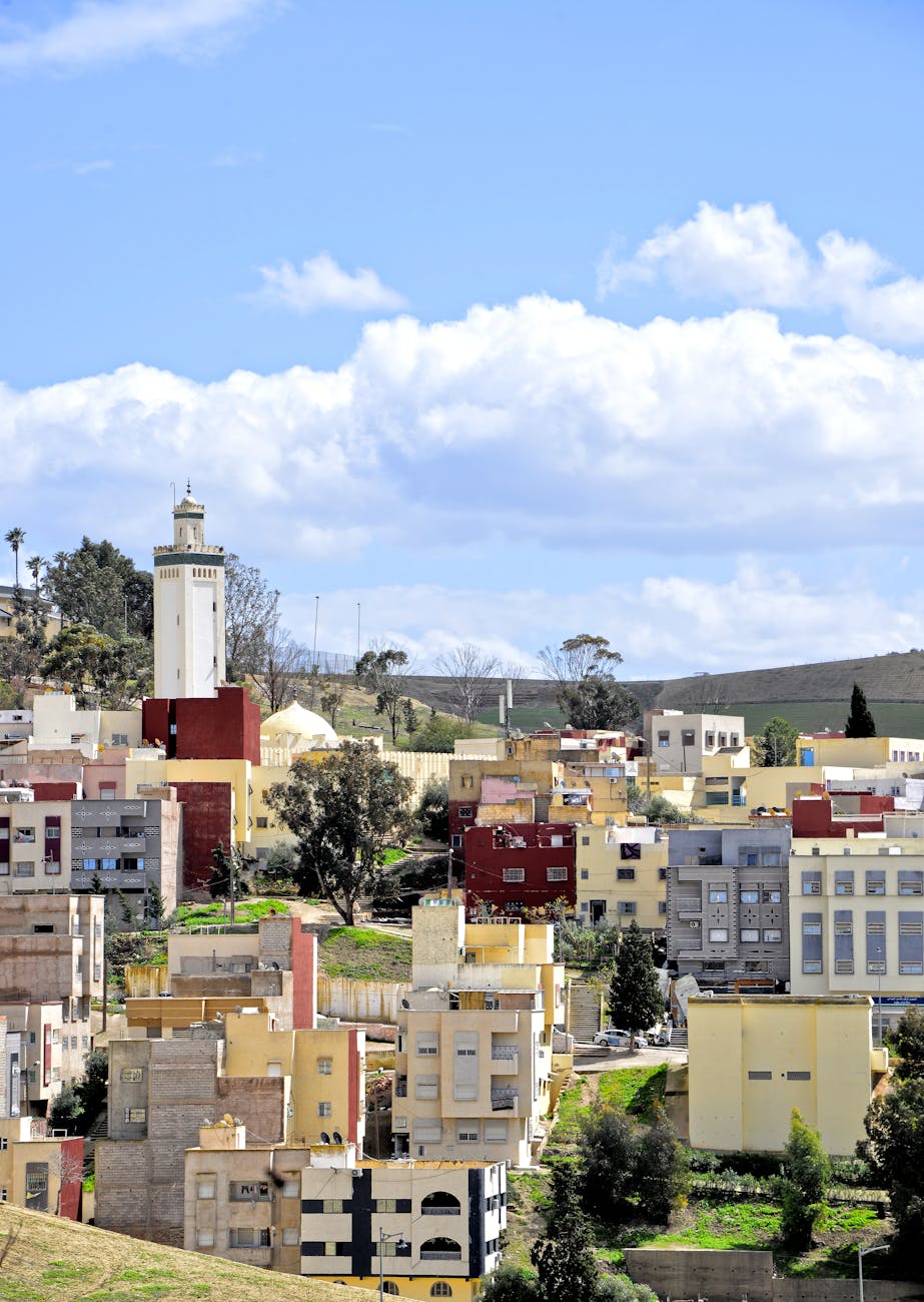 Charmante vue à flanc de colline sur l'architecture unique de Moulay Yaâcoub sous un ciel bleu clair.