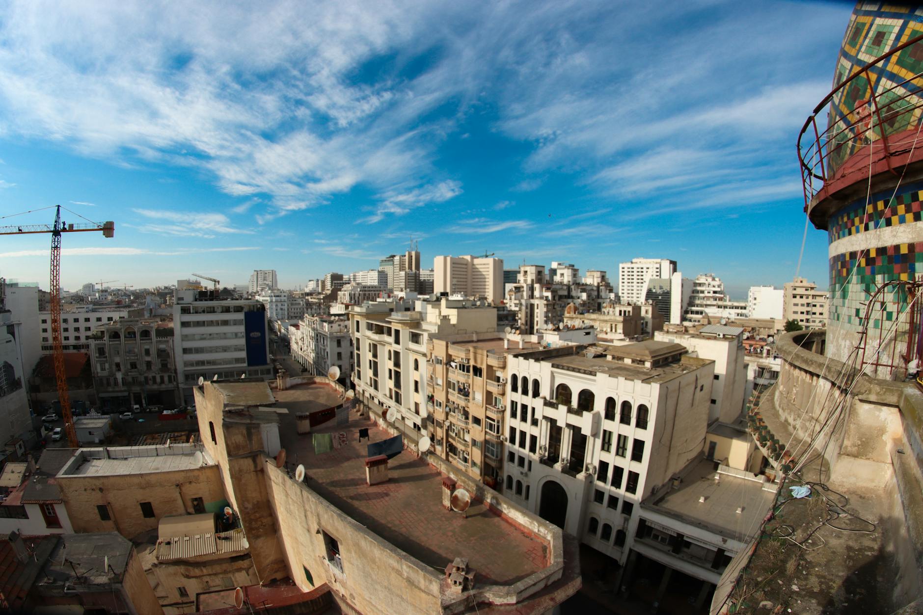 Vue plongeante sur l'horizon urbain de Casablanca sous un ciel bleu éclatant.
